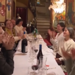 Parigi, in un ristorante si celebra l’arrivo del Beaujolais Nouveau
