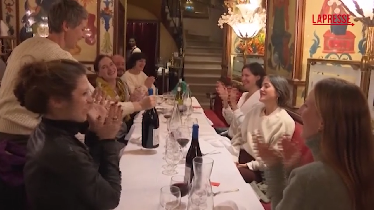 Parigi, in un ristorante si celebra l’arrivo del Beaujolais Nouveau