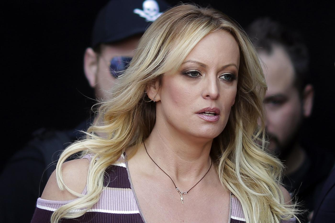 Stormy Daniels, sentenza per Trump rimandata a tempo indefinito