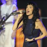 Katy Perry commenta un video della Corrida: una concorrente e il cane cantano ‘Roar’