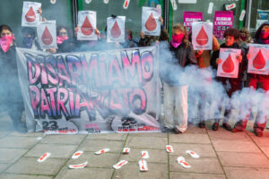 Non una di Meno contro la violenza sulle donne Flashmob a Palazzo della Regione Lombardia