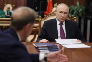 Il presidente russo Vladimir Putin incontra il primo vice primo ministro Denis Manturov al Cremlino