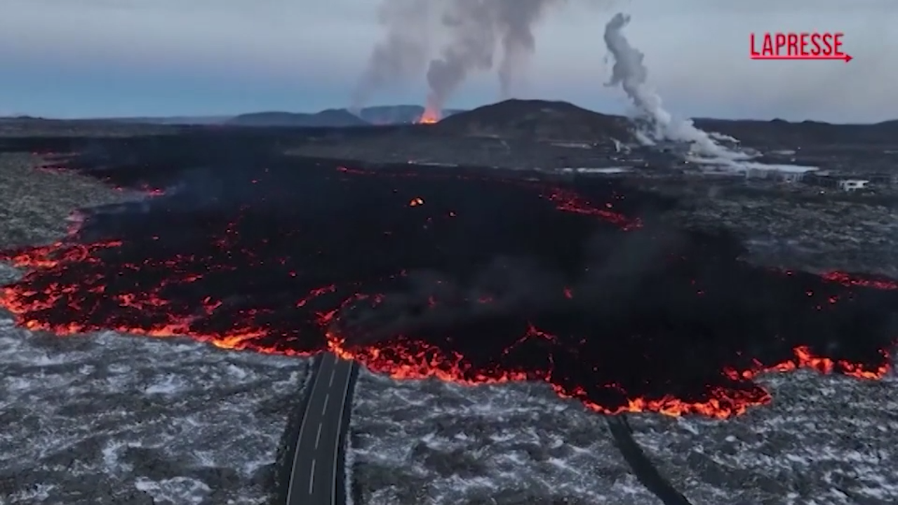 Islanda, erutta vulcano nella penisola di Reykjanes: è la settima volta in un anno