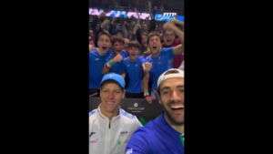 Coppa Davis, il video selfie di Berrettini e Sinner che esultano con i tifosi: “Stiamo calmiii”