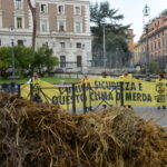 Roma, Extinction Rebellion scarica 5 quintali di letame davanti al Viminale