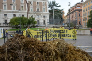 Roma, Extinction Rebellion scarica 5 quintali di letame davanti al Viminale