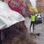 Ambiente, attivisti di Extinction Rebellion scaricano 5 quintali di letame davanti al Viminale