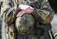 Ucraina, la Germania stanzia 100 miliardi per rafforzare l’esercito