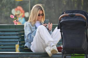 Sophie Codegoni splendida mamma premurosa con la figlia Celine Blue ai giardini del parco Sempione a Milano