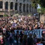 Violenza donne, a Roma il corteo di ‘Non una di meno’: in migliaia in piazza