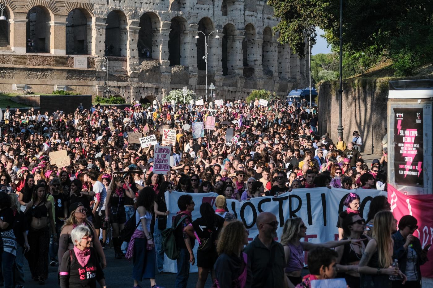 Violenza donne, partito il corteo di ‘Non una di meno’ a Roma: in migliaia in piazza