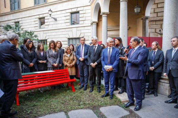 Violenza donne, La Russa: “Tricolore su panchina rossa? E’ emergenza nazionale”