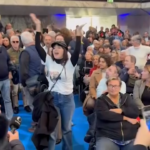 M5S, Conte contestato: in venti con maglia Grillo gridano “dimissioni”