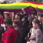 India, bandiere arcobaleno e palloncini per il gay pride