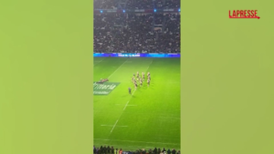 Rugby, la suggestiva Haka degli All Blacks vista dagli spalti dell’Allianz Stadium di Torino