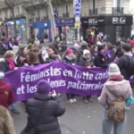 Violenza donne, migliaia di persone sfilano per le strade di Parigi