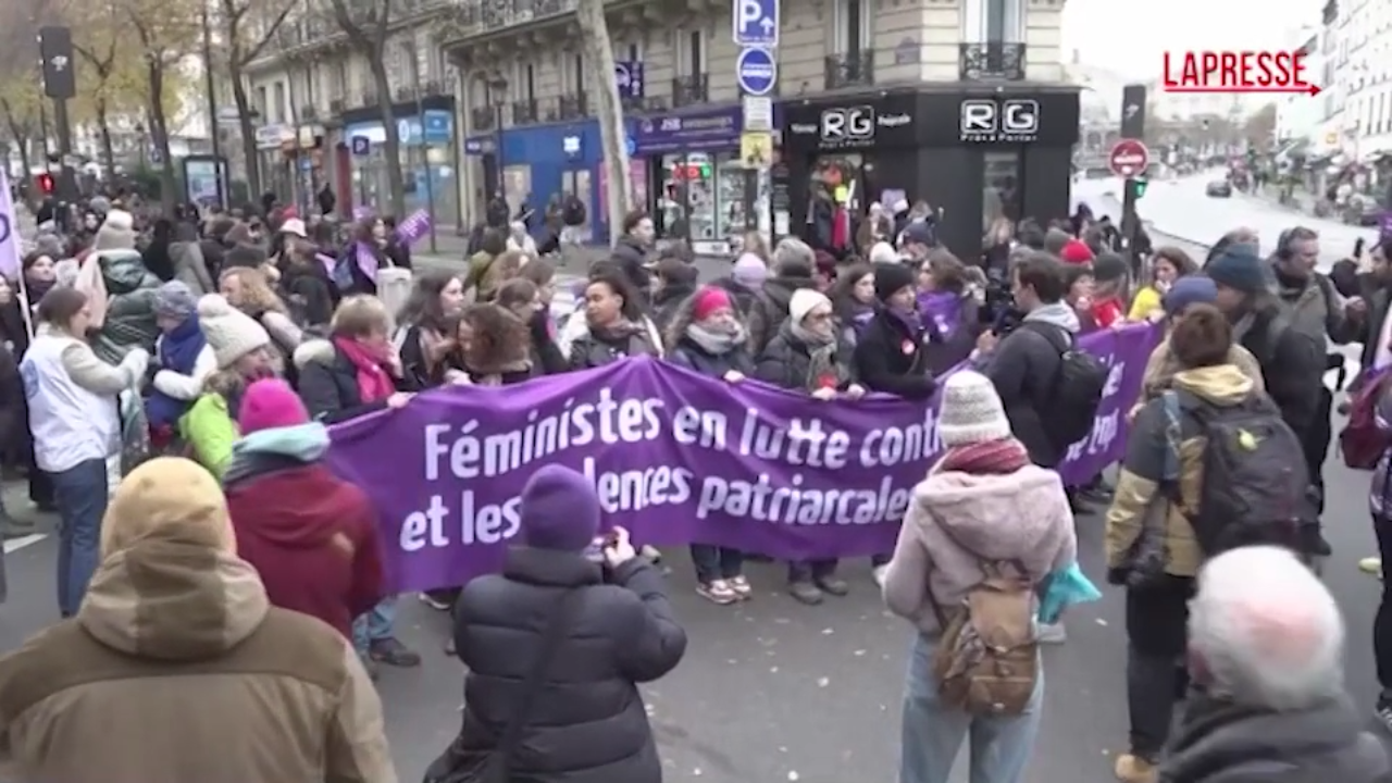 Violenza donne, migliaia di persone sfilano per le strade di Parigi