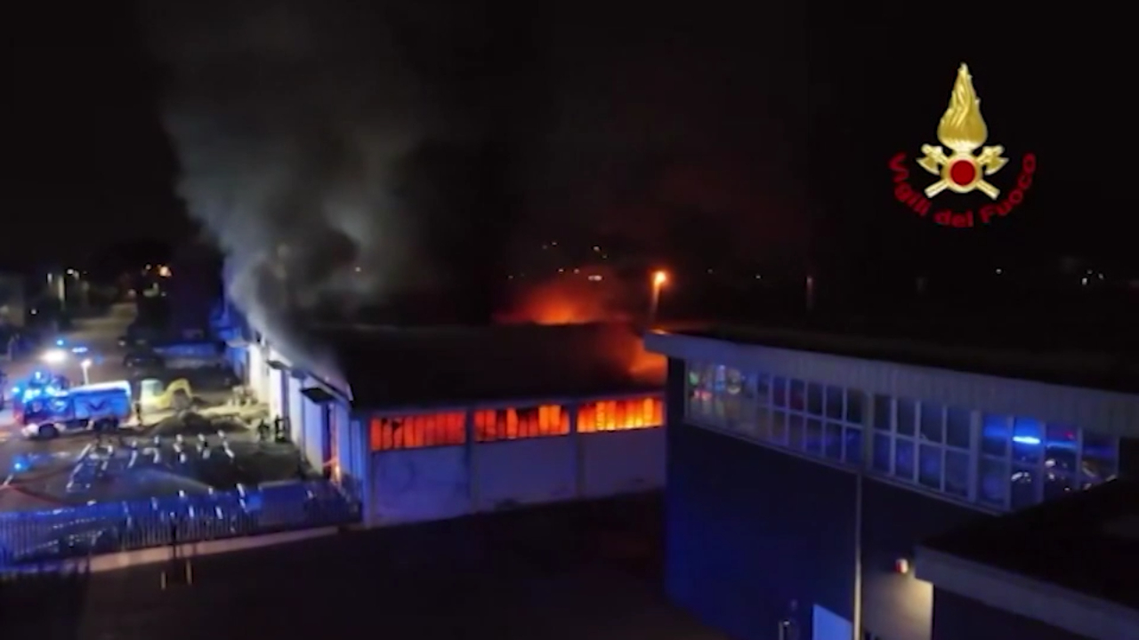 Firenze, maxi incendio in un’azienda adibita a floccatura elettrostatica