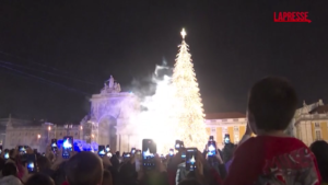 Portogallo, luci accese sul mega albero di Natale in centro a Lisbona