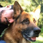 Luca Bizzarri dà l’addio al suo cane Smog: “Mi mancherai amico mio”