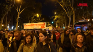 Spagna: migliaia di persone in piazza a Barcellona contro il caro affitti