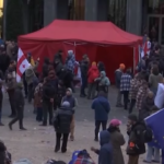 Georgia, manifestanti in protesta passano la notte davanti al Parlamento