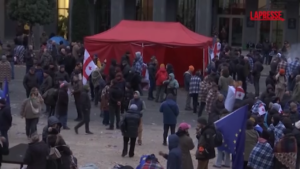 Georgia, manifestanti in protesta passano la notte davanti al Parlamento