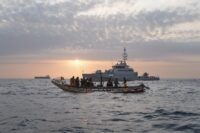 Marinai senegalesi alla ricerca di imbarcazioni di migranti vicino alla costa di Dakar, Senegal