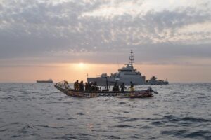 Marinai senegalesi alla ricerca di imbarcazioni di migranti vicino alla costa di Dakar, Senegal