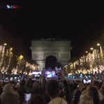 Parigi, si accendono le luci di Natale