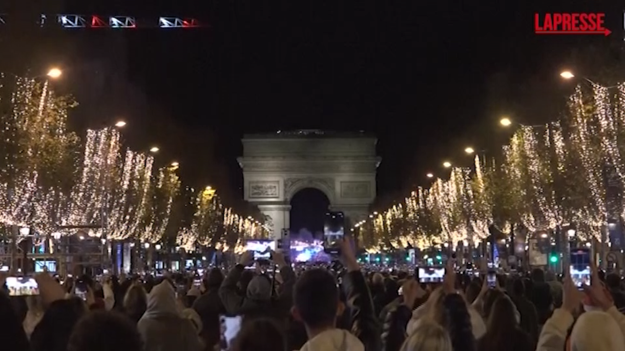 Parigi, si accendono le luci di Natale