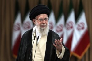 Medioriente, Khamenei: “Deve essere emessa condanna a morte per Netanyahu”