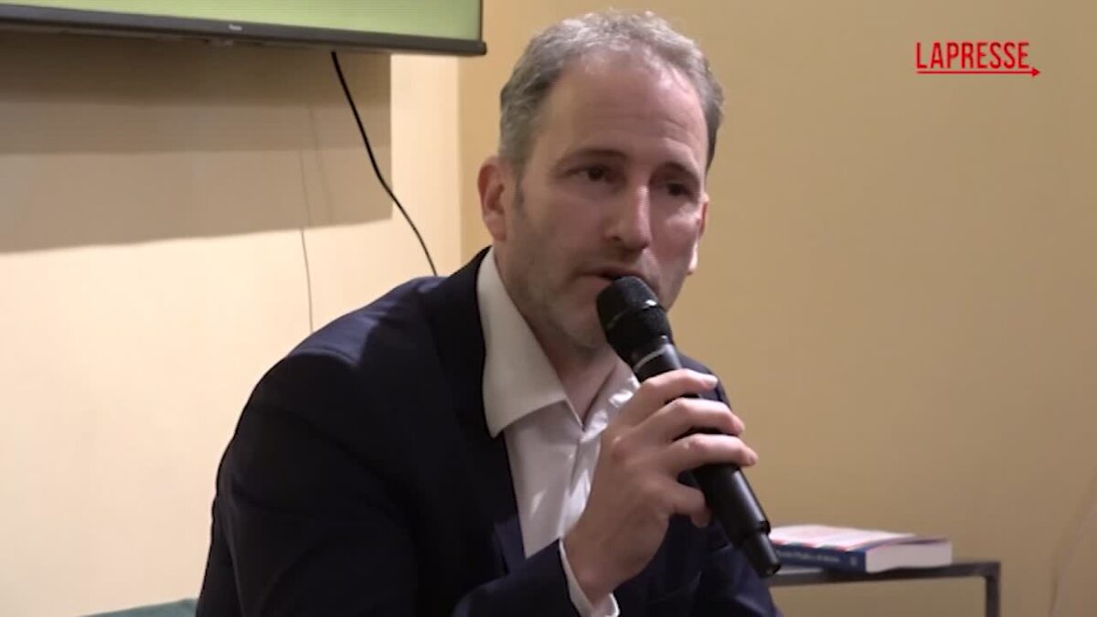 VIDEO M5S, Davide Casaleggio: “Tenere il simbolo? Sarebbe come fare la Coca-Cola blu” VIDEO M5S, Davide Casaleggio: “Tenere il simbolo? Sarebbe come fare la Coca-Cola blu”