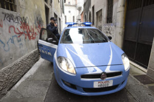 Neonato abbandonato in centro a Brescia