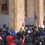 Georgia, a Tbilisi esplode la rabbia davanti al Parlamento