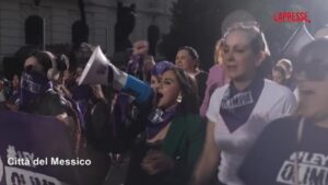 America Latina, migliaia di donne in corteo contro la violenza di genere