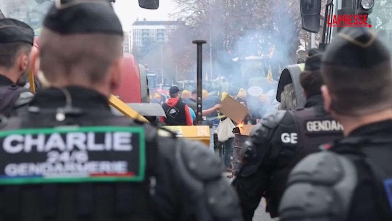 Strasburgo, agricoltori in piazza con i trattori contro l’accordo Ue Mercosur