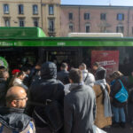 Milano, bus in ritardo di oltre un’ora: ragazzi saltano scuola