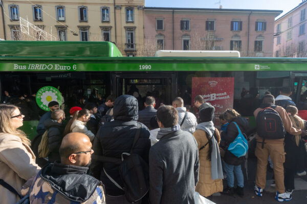 Milano - Metropolitana linea rossa M1 bloccata: autobus sostitutivi a disposizione dei viaggiatori