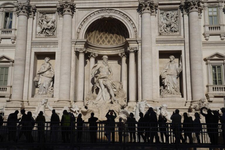 La Fontana di Trevi piena di monetine lanciate dai turisti nonostante il divieto