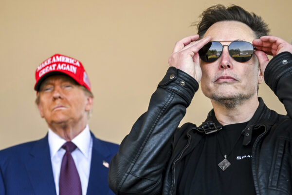 Il presidente eletto Donald Trump con Elon Musk mentre assiste al decollo del mega razzo Starship di SpaceX