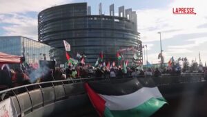 Medioriente, manifestazione pro-Gaza davanti al Parlamento Ue a Strasburgo