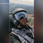 Hamilton “top gun”, il pilota di F1 in volo su un caccia