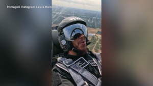 Hamilton “top gun”, il pilota di F1 in volo su un caccia