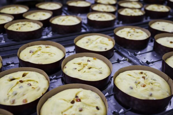 Milano, La preparazione dei panettoni alla Pasticceria Martesana