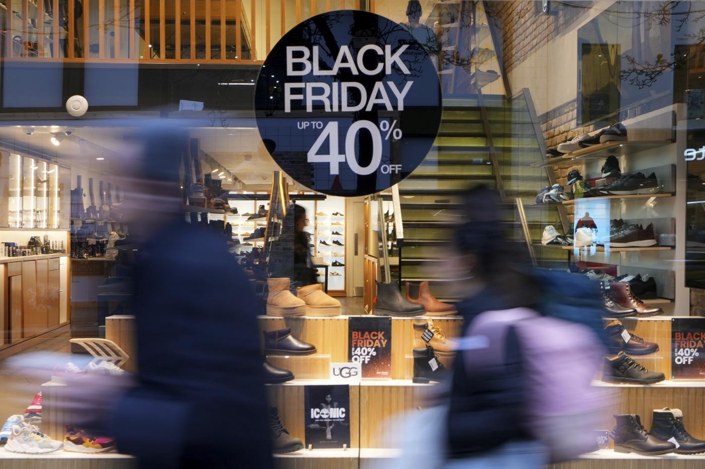 Black Friday 2024, l’appello dell’Uncem: comprare nei negozi e non online. Ecco quando