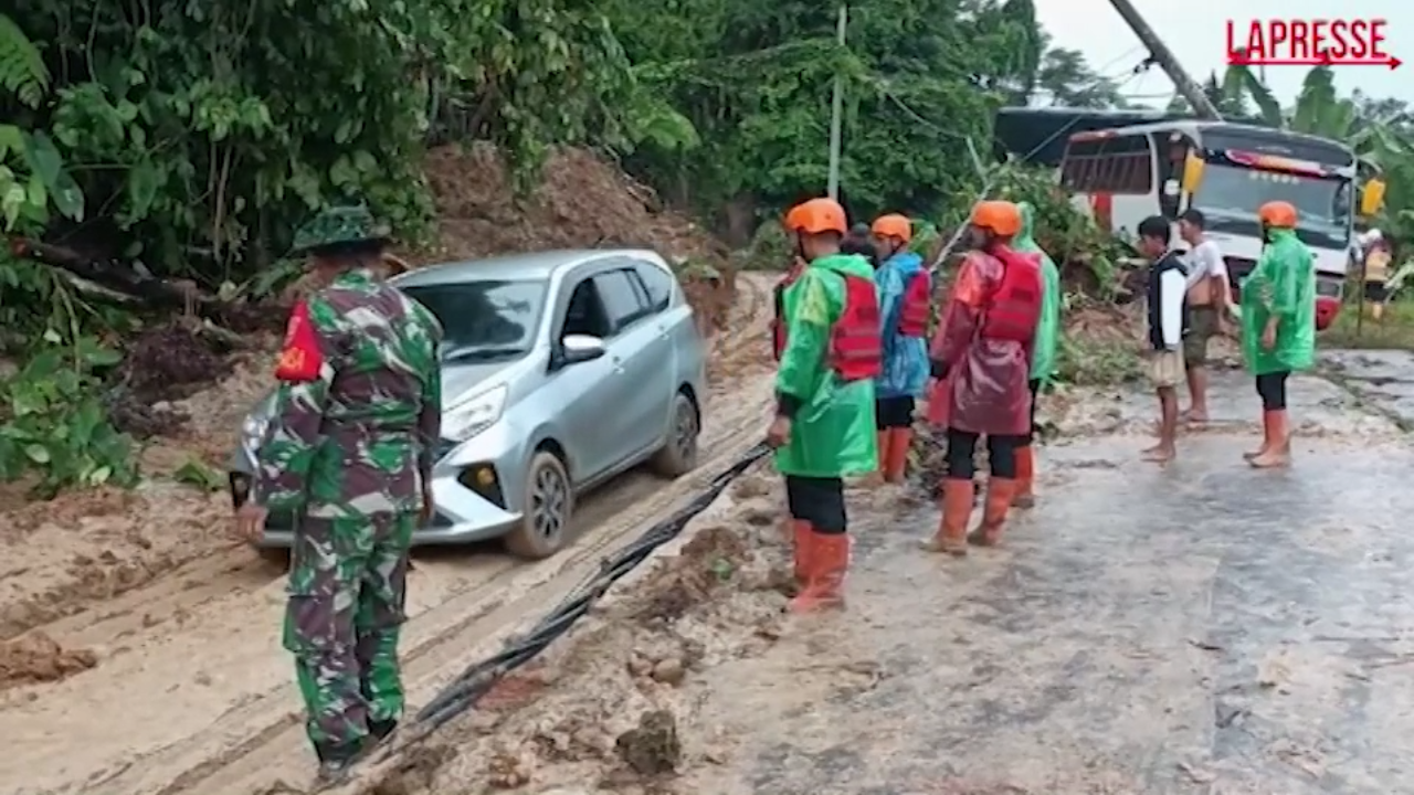 Indonesia, decine di morti per le inondazioni a Sumatra: soccorritori alla ricerca dei dispersi