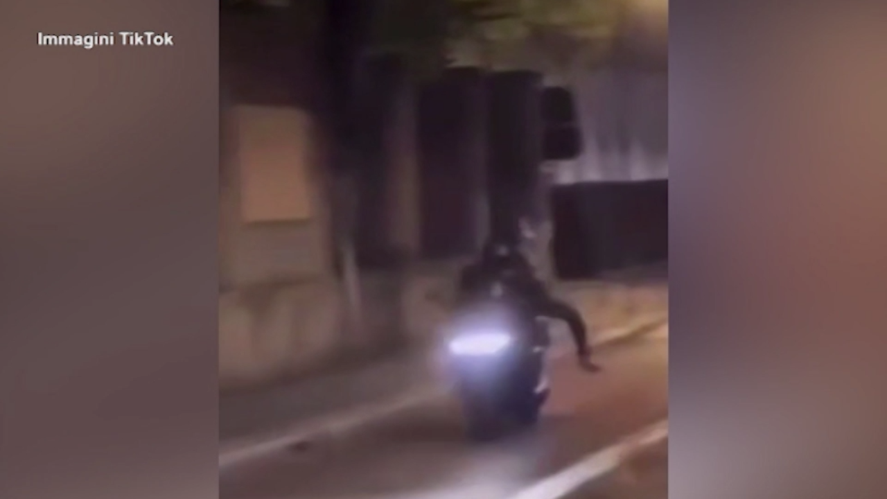 Ramy Elgaml, lo scooter inseguito dai carabinieri a Milano: il video ripreso da un passante