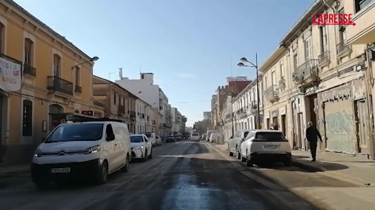 Alluvione Valencia, a un mese dalla Dana i bambini non possono ancora tornare a scuola