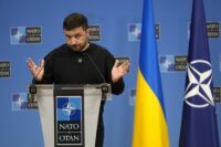 Il presidente ucraino Volodymyr Zelensky in conferenza stampa presso la sede della NATO a Bruxelles